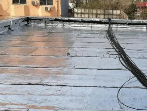 乌拉特前卫生间漏水维修公司分享下乌拉特前屋面楼顶防水刚性防水层施工要点。